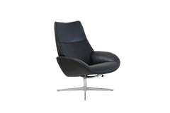 Kebe Lotus -nojatuoli mustalla Balder-nahkaverhoilulla ja kromin värisellä Bossa Flat-jalalla.