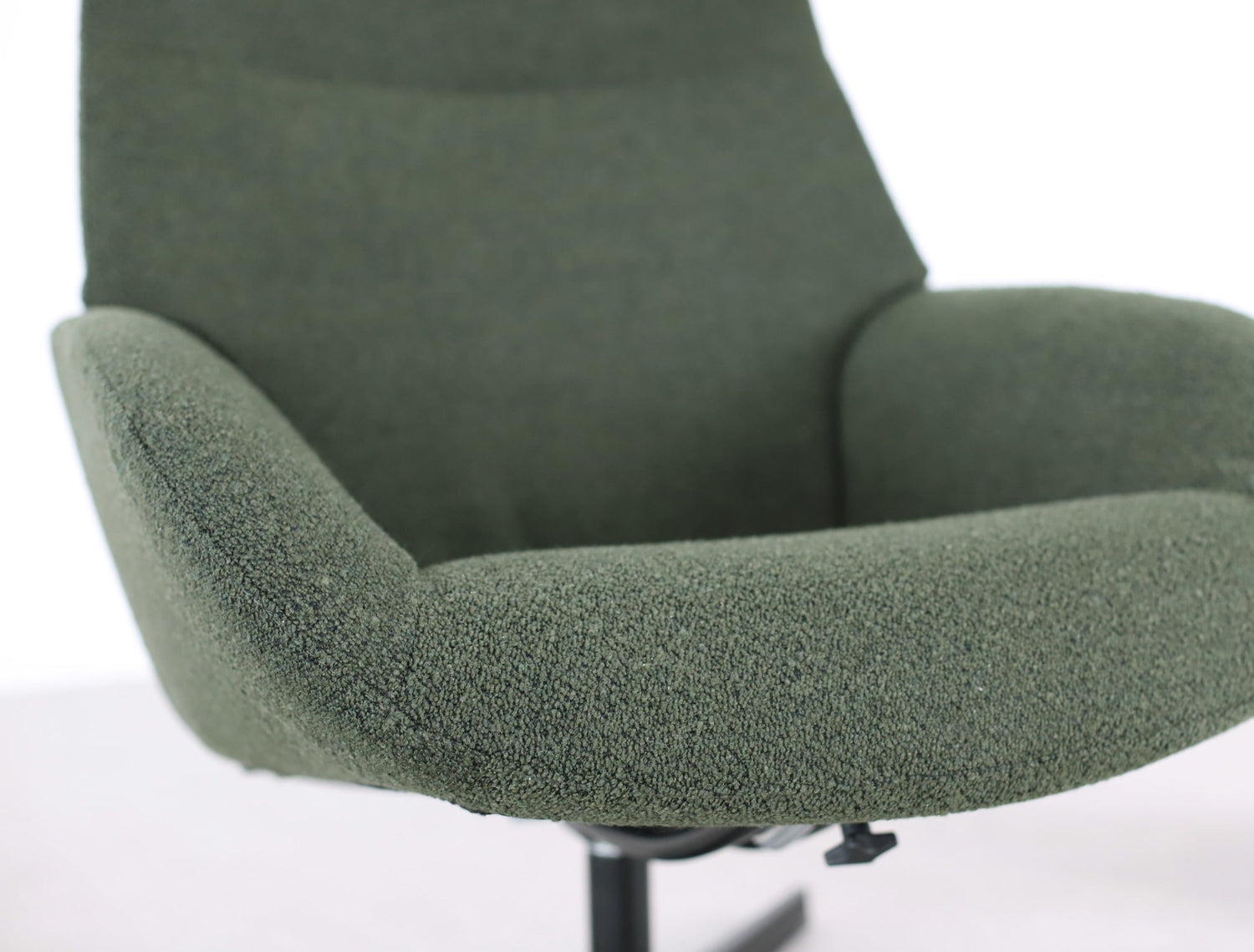 Lähikuvassa on Kebe Lotus -tv-tuoli vihreällä Alpine Forest 438 -kangasverhoilulla ja mustalla Vision -ristikkojalalla.