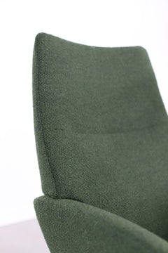 Lähikuvassa on Kebe Lotus -tv-tuoli vihreällä Alpine Forest 438 -kangasverhoilulla ja mustalla Vision -ristikkojalalla.