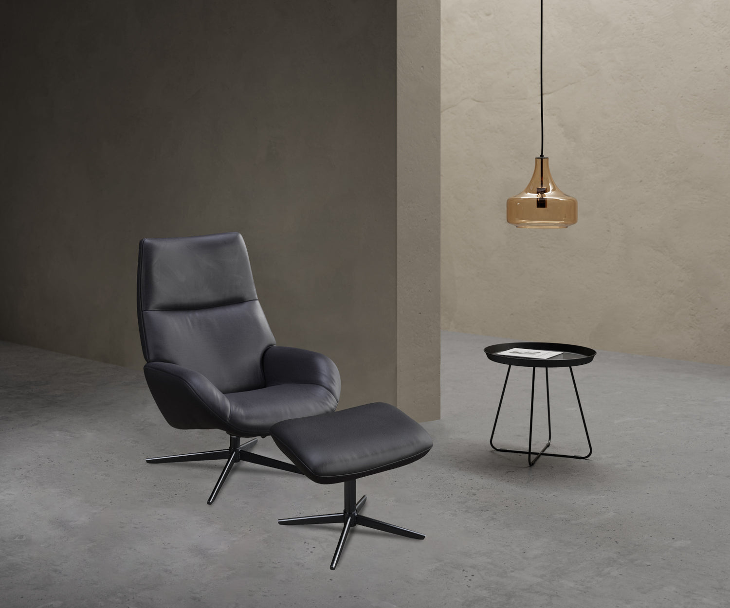 Kebe Lotus-nojatuoli-setti mustalla Balder-nahkaverhoilulla ja mustalla Bossa-jaloilla. Mustat Bossa-jalat saatavana myymälöiden kautta.