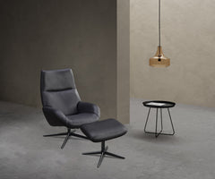 Kebe Lotus-nojatuoli-setti mustalla Balder-nahkaverhoilulla ja mustalla Bossa-jaloilla. Mustat Bossa-jalat saatavana myymälöiden kautta.