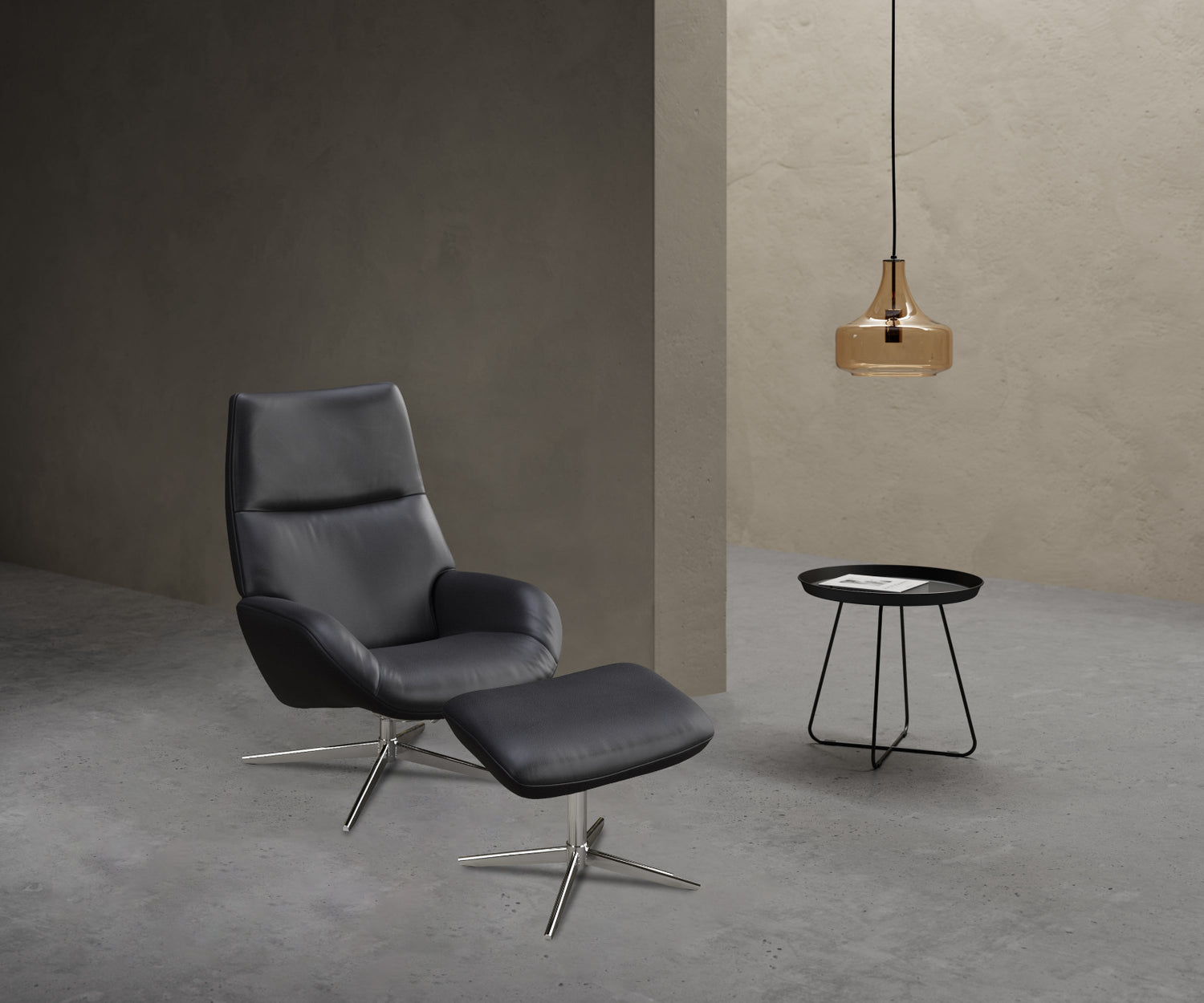 Kebe Lotus -nojatuoli-setti mustalla Balder-nahkaverhoilulla ja kromin värisellä Bossa-jalalla. Settiin kuuluu optimaalisena jalkatukena toimiva rahi.