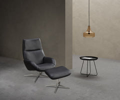 Kebe Lotus -nojatuoli-setti mustalla Balder-nahkaverhoilulla ja kromin värisellä Bossa-jalalla. Settiin kuuluu optimaalisena jalkatukena toimiva rahi.