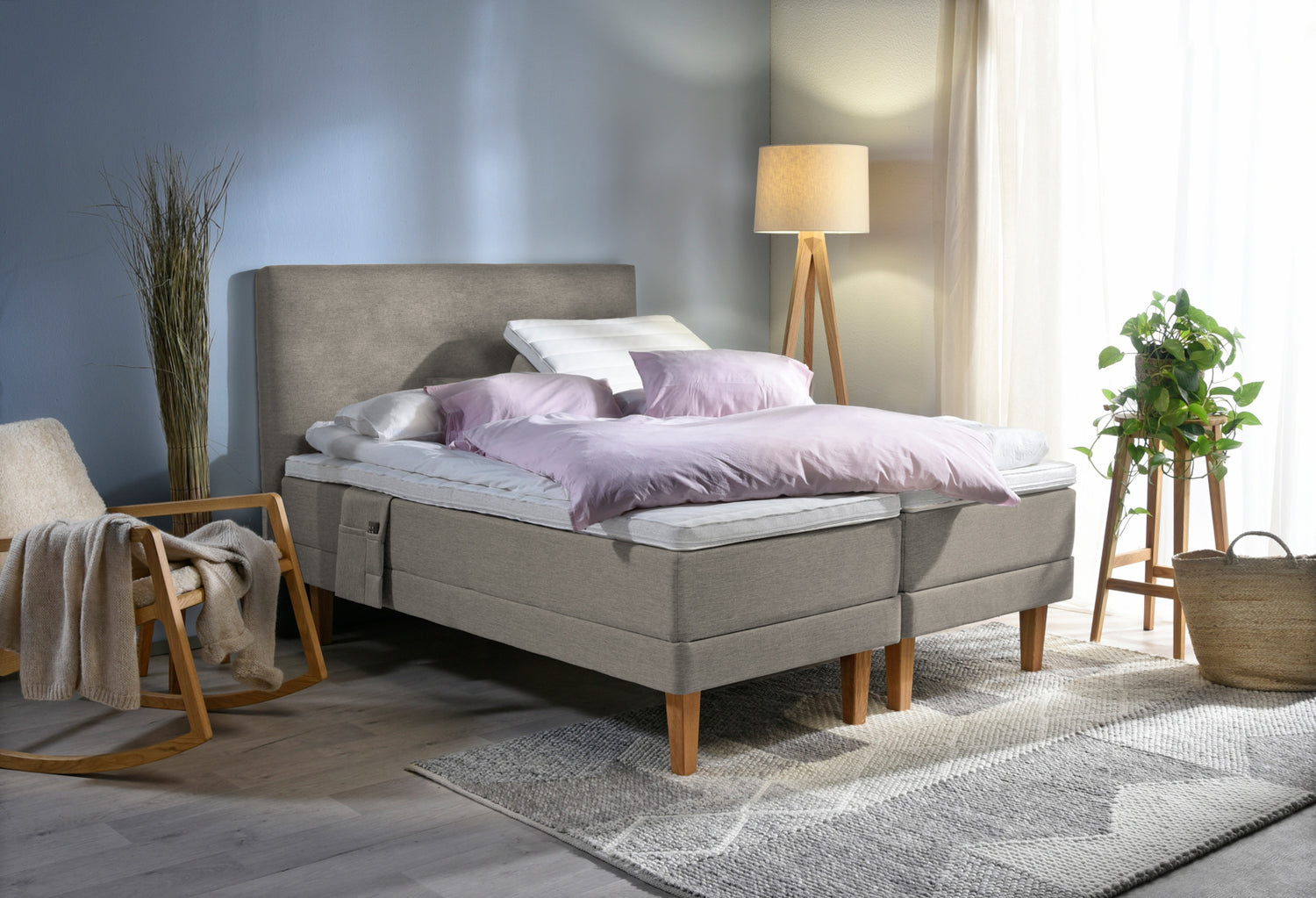 Kuvassa on hiekanvärinen Luoto-moottorisänky luonnonvärisillä Royal-tammijaloilla, profiloiduilla sijauspatjoilla ja sileäpintaisella sängynpäädyllä. Kuvan tarviketasku myydään erikseen.