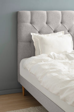 TEMPUR Stay -vuoderunkosänky miljöökuvassa, harmaa Stone, koot 140 x 200, 160 x 200 ja 180 x 200 cm.