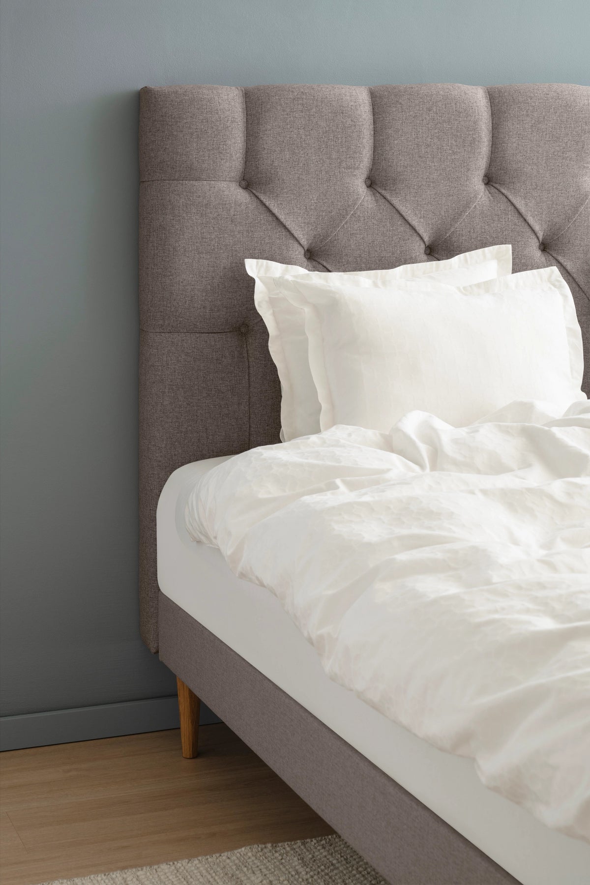 TEMPUR Stay -vuoderunkosänky miljöökuvassa, tumma hiekka Warm Stone, koot 140 x 200, 160 x 200 ja 180 x 200 cm.