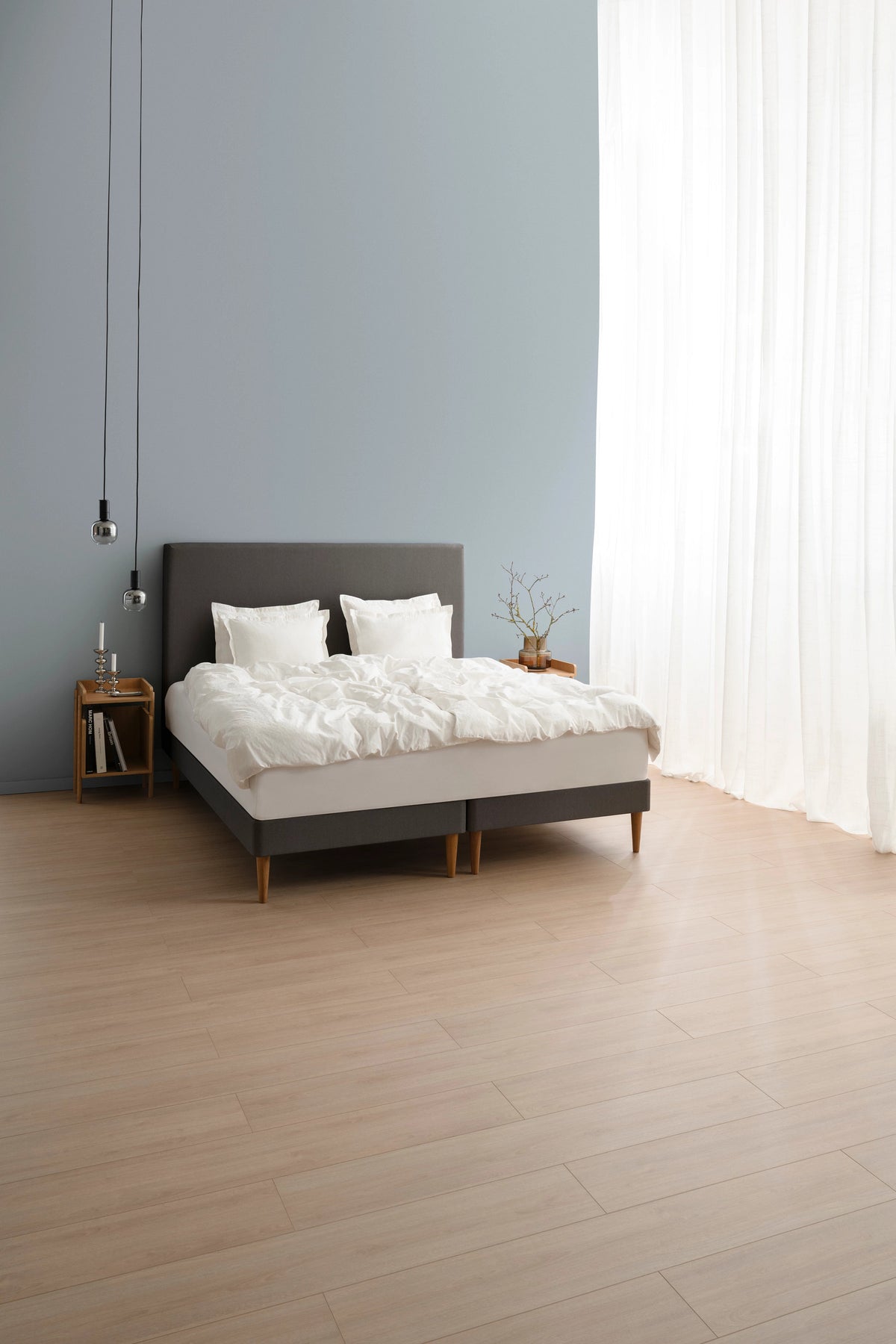 TEMPUR Stay -vuoderunkosänky miljöökuvassa, hiili Charcoal Grey, koot 140 x 200, 160 x 200 ja 180 x 200 cm.