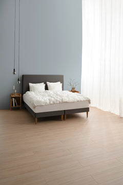 TEMPUR Stay -vuoderunkosänky miljöökuvassa, hiili Charcoal Grey, koot 140 x 200, 160 x 200 ja 180 x 200 cm.