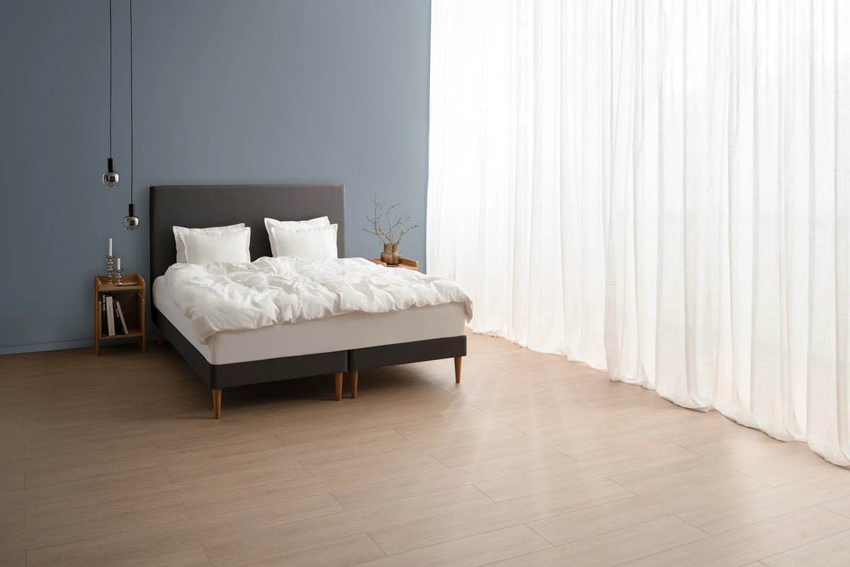TEMPUR Stay -vuoderunkosänky miljöökuvassa, hiili Charcoal Grey, koot 140 x 200, 160 x 200 ja 180 x 200 cm.