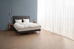 TEMPUR Stay -vuoderunkosänky miljöökuvassa, hiili Charcoal Grey, koot 140 x 200, 160 x 200 ja 180 x 200 cm.