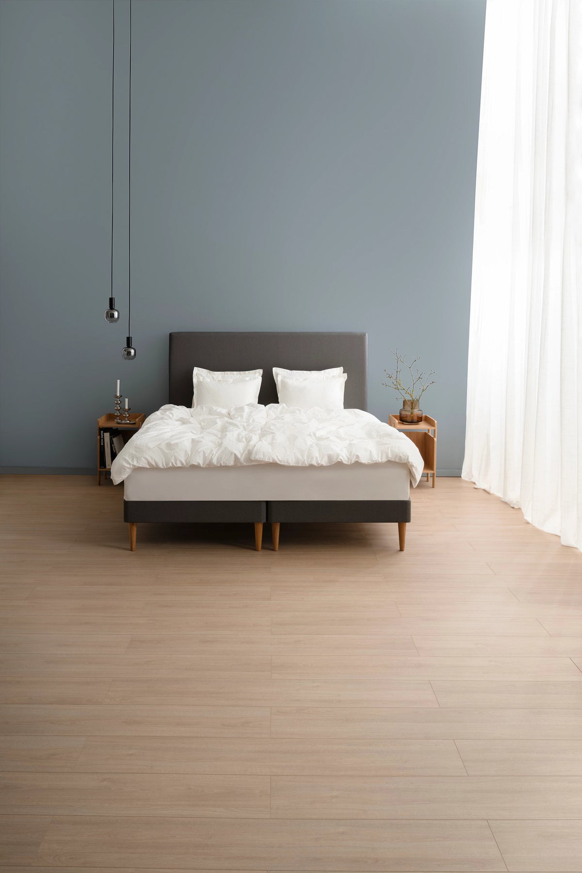TEMPUR Stay -vuoderunkosänky miljöökuvassa, hiili Charcoal Grey, koot 140 x 200, 160 x 200 ja 180 x 200 cm.