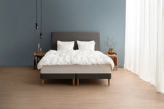 TEMPUR Stay -vuoderunkosänky miljöökuvassa, hiili Charcoal Grey, koot 140 x 200, 160 x 200 ja 180 x 200 cm.