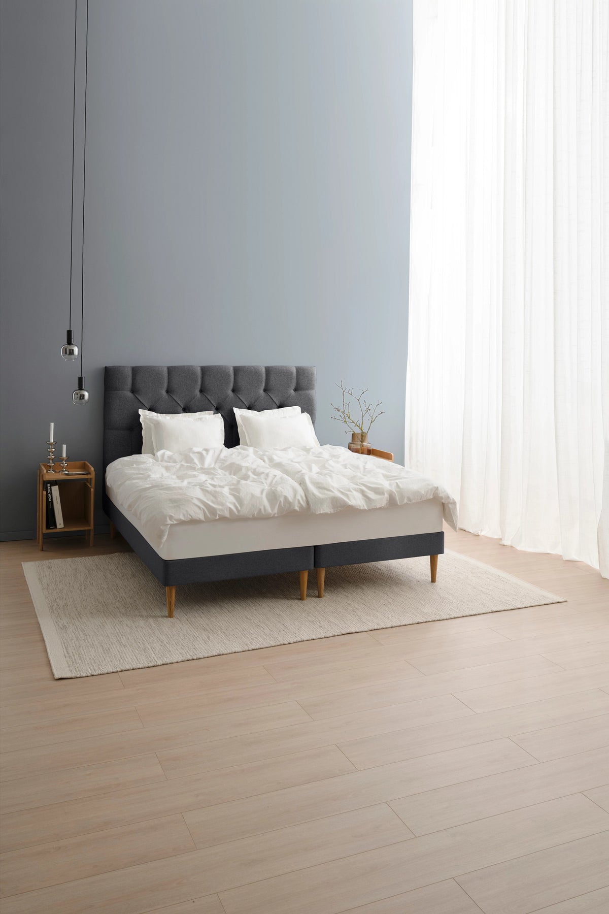 TEMPUR Stay -vuoderunkosänky miljöökuvassa, grafiitti Dark Stone, koot 140 x 200, 160 x 200 ja 180 x 200 cm.