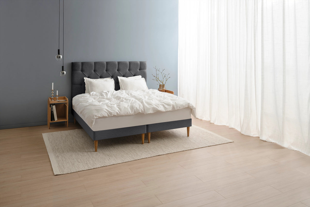 TEMPUR Stay -vuoderunkosänky miljöökuvassa, grafiitti Dark Stone, koot 140 x 200, 160 x 200 ja 180 x 200 cm.