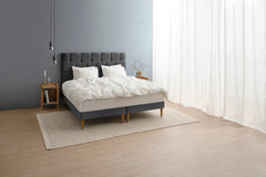 TEMPUR Stay -vuoderunkosänky miljöökuvassa, grafiitti Dark Stone, koot 140 x 200, 160 x 200 ja 180 x 200 cm.