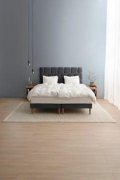 TEMPUR Stay -vuoderunkosänky miljöökuvassa, grafiitti Dark Stone, koot 140 x 200, 160 x 200 ja 180 x 200 cm.