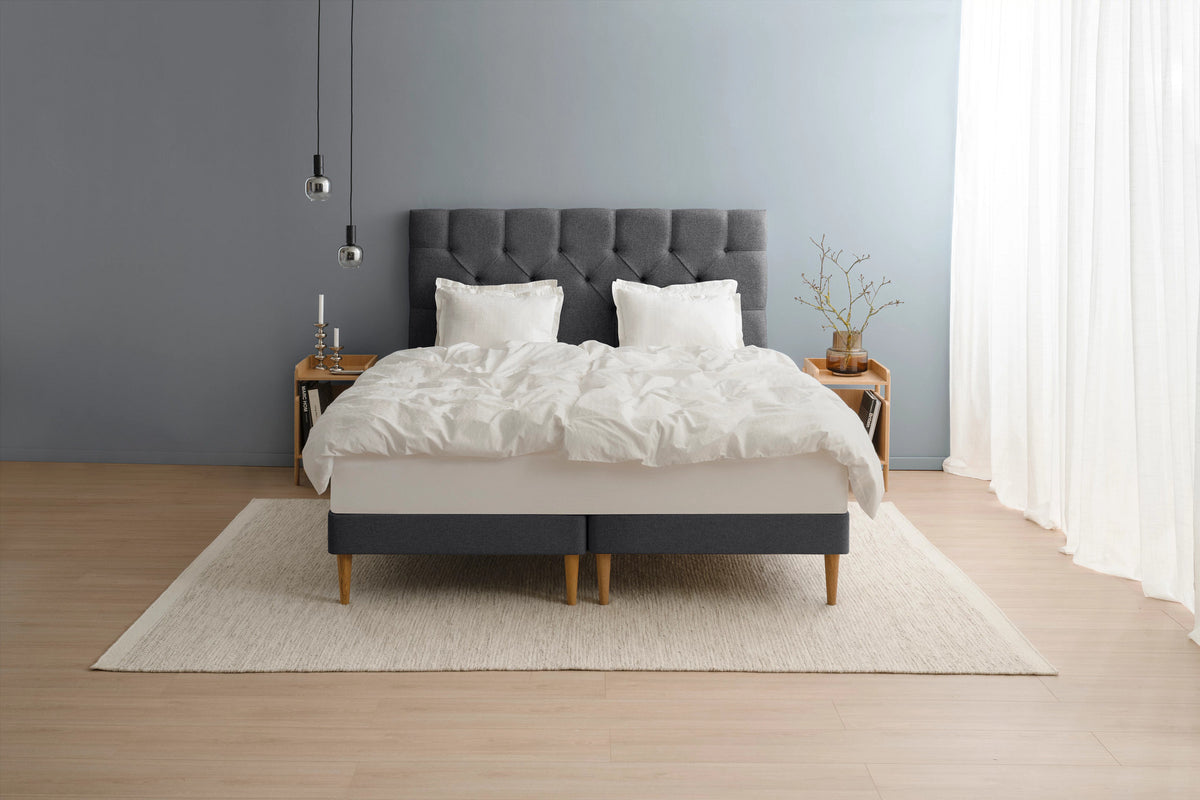 TEMPUR Stay -vuoderunkosänky miljöökuvassa, grafiitti Dark Stone, koot 140 x 200, 160 x 200 ja 180 x 200 cm.