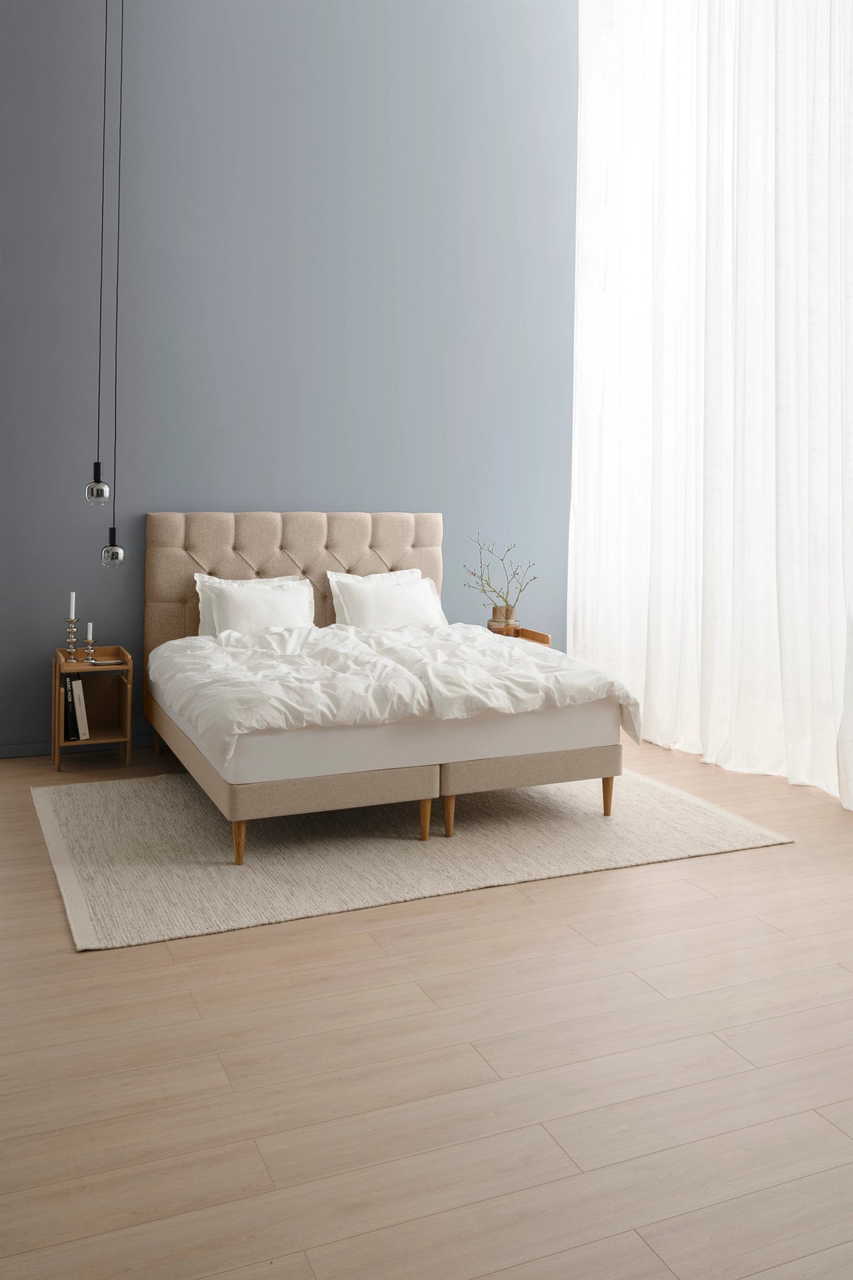 TEMPUR Stay -vuoderunkosänky miljöökuvassa, hiekka Sand, koot 140 x 200, 160 x 200 ja 180 x 200 cm.