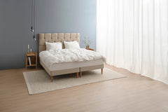 TEMPUR Stay -vuoderunkosänky miljöökuvassa, hiekka Sand, koot 140 x 200, 160 x 200 ja 180 x 200 cm.