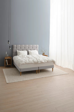 TEMPUR Stay -vuoderunkosänky miljöökuvassa, harmaa Stone, koot 140 x 200, 160 x 200 ja 180 x 200 cm.