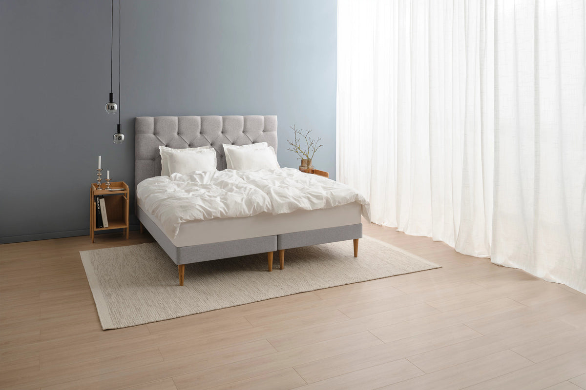 TEMPUR Stay -vuoderunkosänky miljöökuvassa, harmaa Stone, koot 140 x 200, 160 x 200 ja 180 x 200 cm.