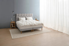 TEMPUR Stay -vuoderunkosänky miljöökuvassa, harmaa Stone, koot 140 x 200, 160 x 200 ja 180 x 200 cm.