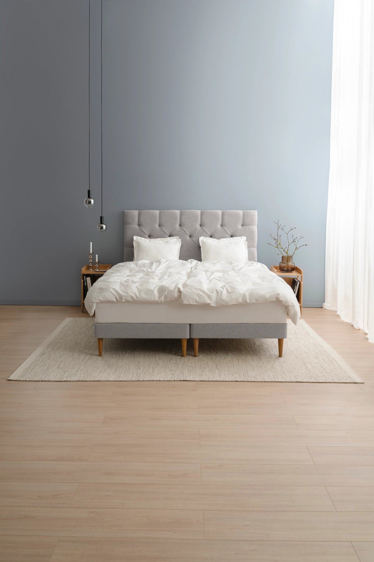 TEMPUR Stay -vuoderunkosänky miljöökuvassa, harmaa Stone, koot 140 x 200, 160 x 200 ja 180 x 200 cm.