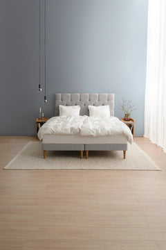 TEMPUR Stay -vuoderunkosänky miljöökuvassa, harmaa Stone, koot 140 x 200, 160 x 200 ja 180 x 200 cm.