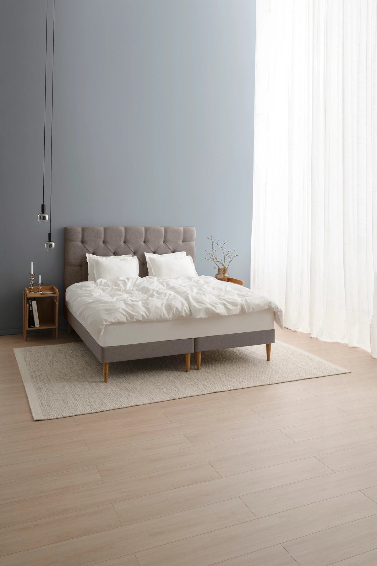 TEMPUR Stay -vuoderunkosänky miljöökuvassa, tumma hiekka Warm Stone, koot 140 x 200, 160 x 200 ja 180 x 200 cm.