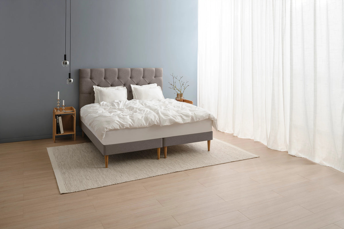 TEMPUR Stay -vuoderunkosänky miljöökuvassa, tumma hiekka Warm Stone, koot 140 x 200, 160 x 200 ja 180 x 200 cm.