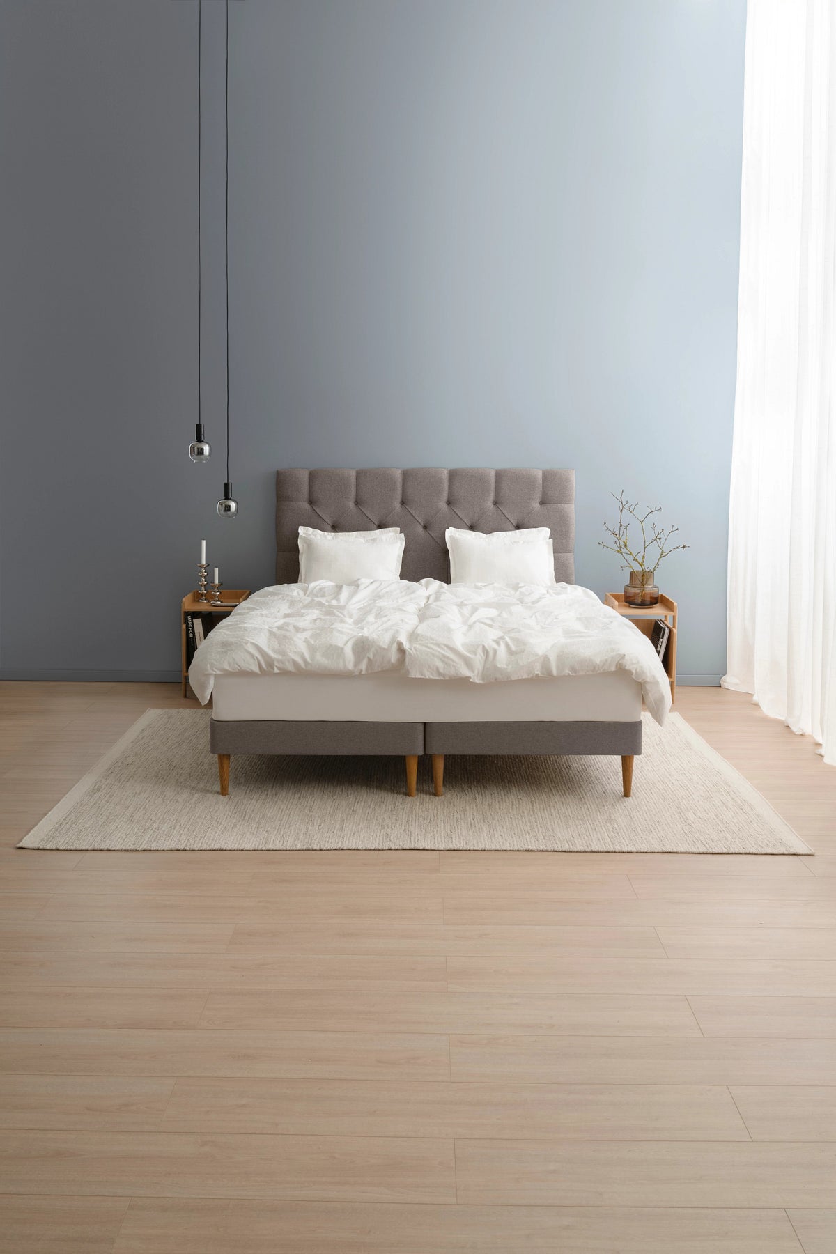 TEMPUR Stay -vuoderunkosänky miljöökuvassa, tumma hiekka Warm Stone, koot 140 x 200, 160 x 200 ja 180 x 200 cm.