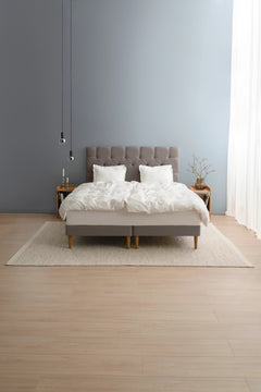 TEMPUR Stay -vuoderunkosänky miljöökuvassa, tumma hiekka Warm Stone, koot 140 x 200, 160 x 200 ja 180 x 200 cm.