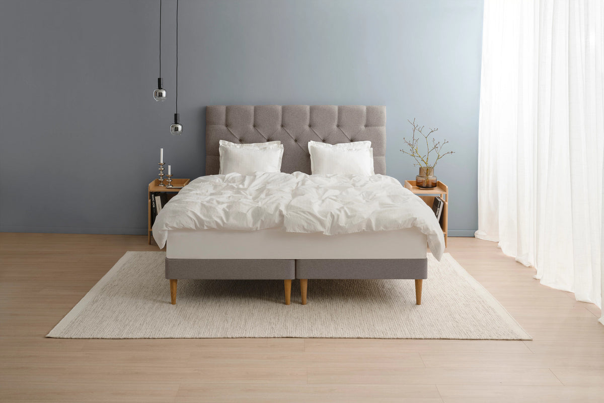 TEMPUR Stay -vuoderunkosänky miljöökuvassa, tumma hiekka Warm Stone, koot 140 x 200, 160 x 200 ja 180 x 200 cm.