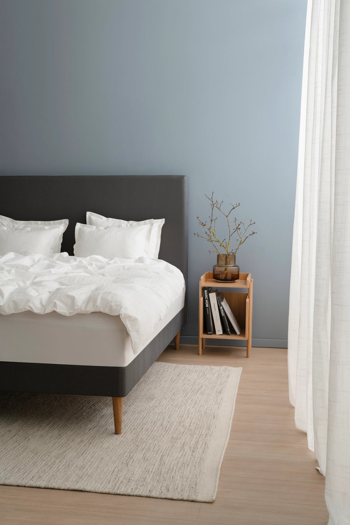 TEMPUR Stay -vuoderunkosänky miljöökuvassa, hiili Charcoal Grey, kaikki koot.