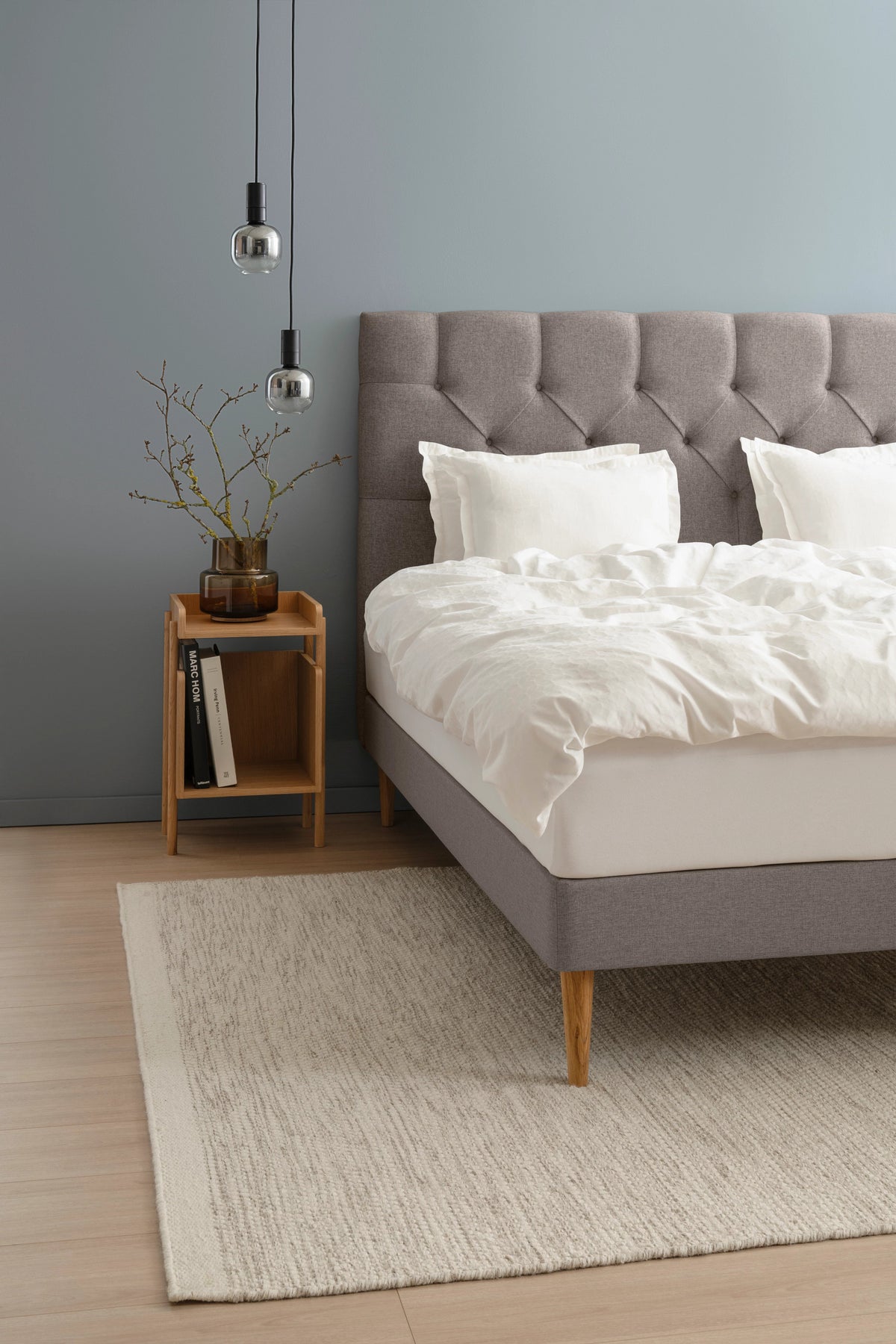 TEMPUR Stay -vuoderunkosänky miljöökuvassa, tumma hiekka Warm Stone, kaikki koot.