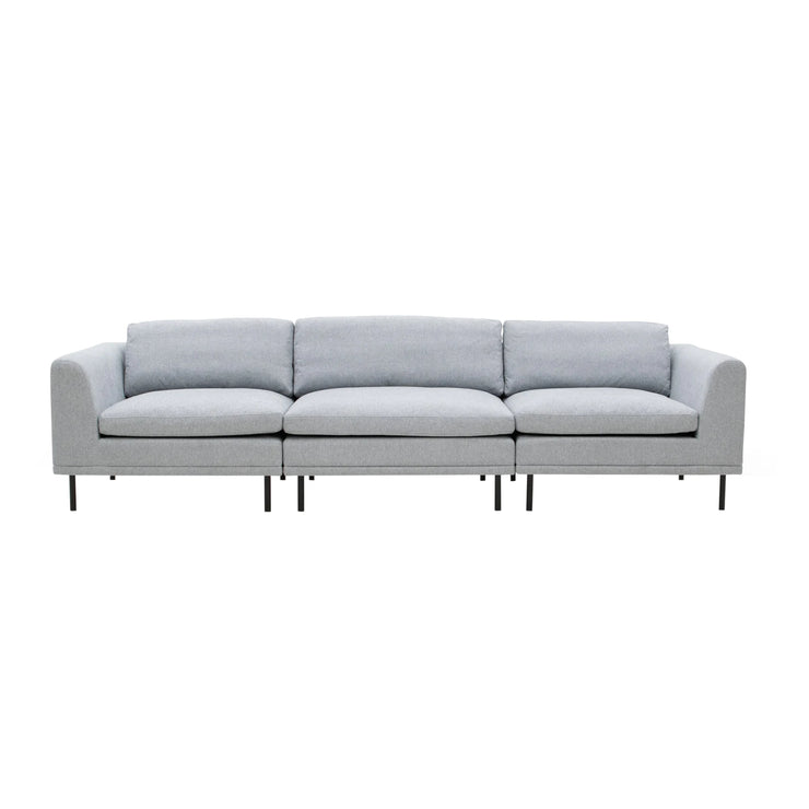Module 3 hengen sohva harmaalla Genova 88 -kangasverhoilulla. Sohvassa on 17 cm korkeat metalliset mustat tolppajalat.