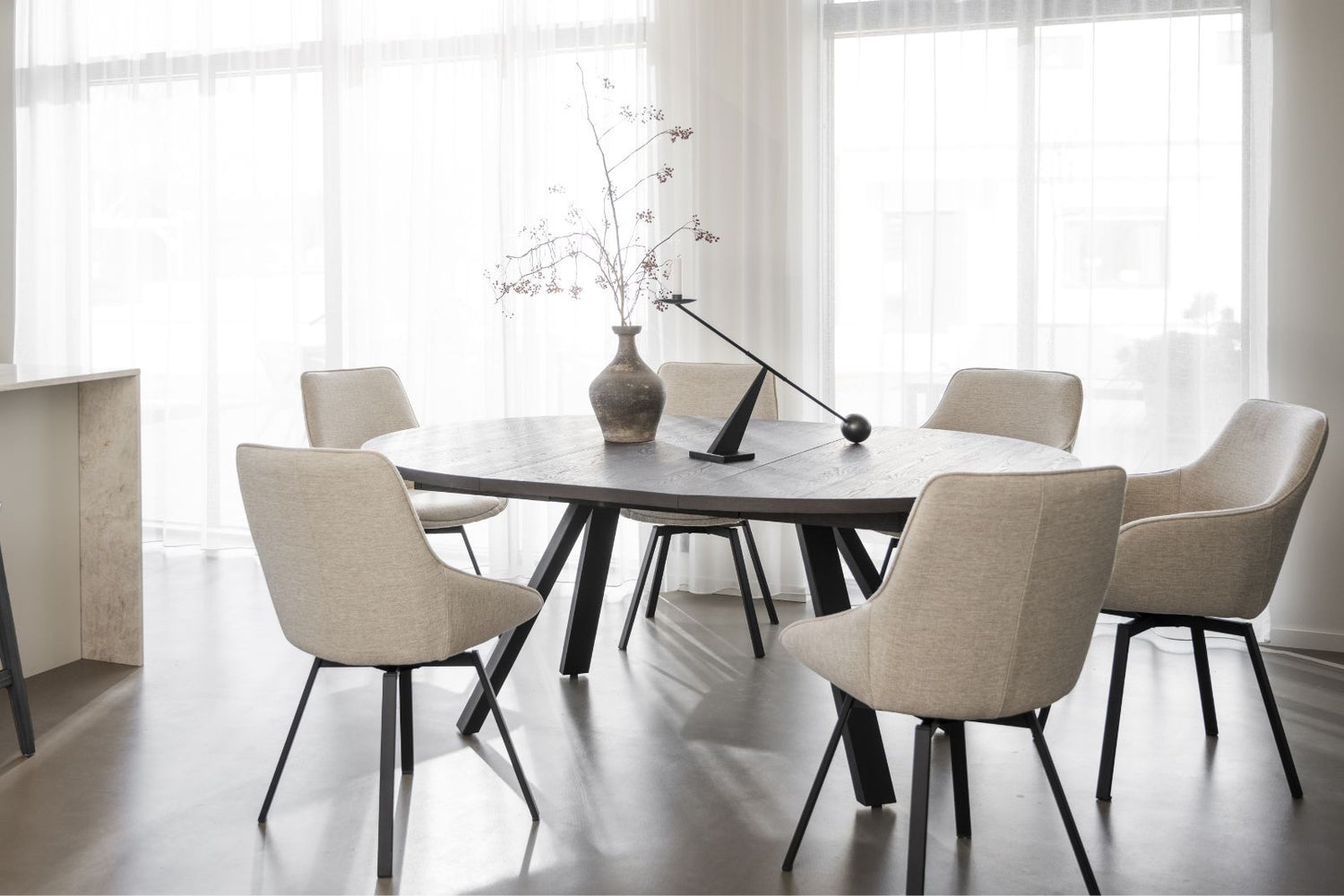 Savutammenvärinen Maddock-ruokapöytä, jossa erikseen myytävä jatkolevy. (Kuvassa myös Alison-tuolit, myydään erikseen).