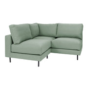 Manhattan-sohva vihreällä Bond 15-kankaalla. Mustat tolppajalat 51150.