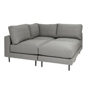 Manhattan-sohva harmaalla Bond 29-kankaalla. 80 x 80 cm rahi keskellä. Mustat tolppajalat 51150.