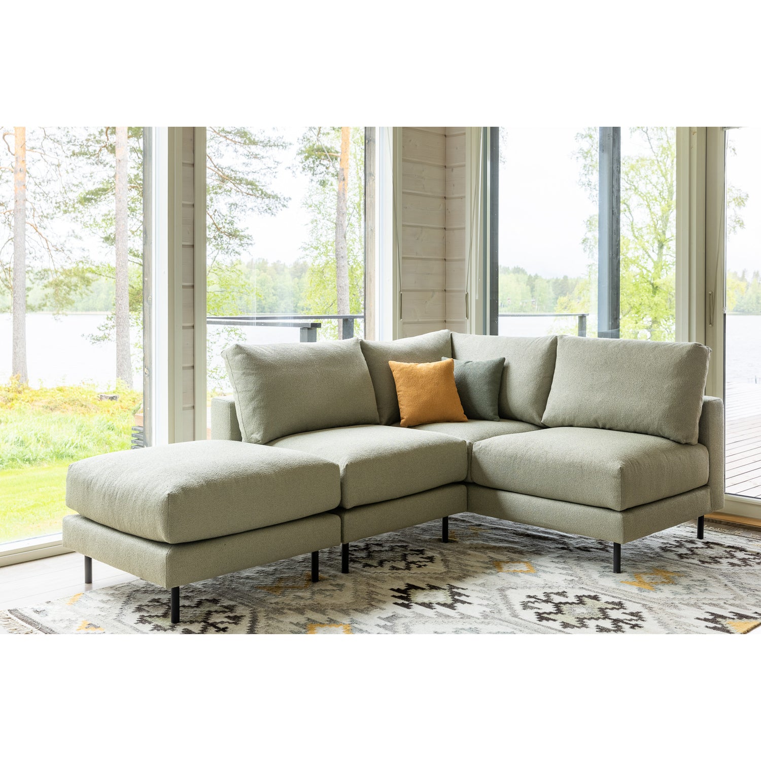 Molemmin puolin pidettävä sileäpintainen Lina-matto sopii kaikkiin kodin oleskelutiloihin. Kuvan sohva on Unicon Manhattan-sohva (myydään erikseen).