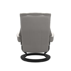 Stressless Mayfair M -lepotuoli ja rahi valkoisena: Milky White Batick-nahkaverhoilulla ja mustalla Black -Classic-puujalustalla.