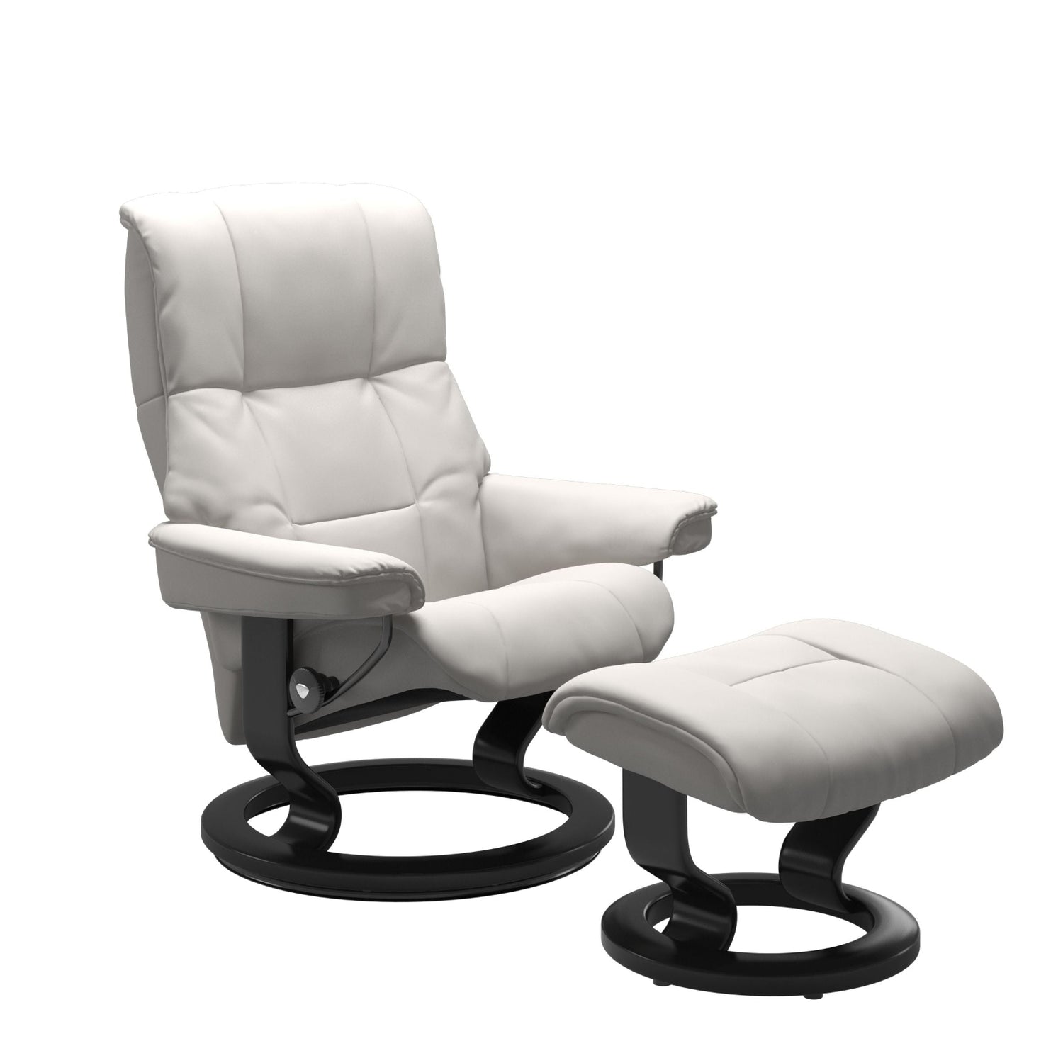 Stressless Mayfair M -lepotuoli ja rahi valkoisena: Milky White Batick-nahkaverhoilulla ja mustalla Black -Classic-puujalustalla.