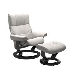 Stressless Mayfair M -lepotuoli ja rahi valkoisena: Milky White Batick-nahkaverhoilulla ja mustalla Black -Classic-puujalustalla.