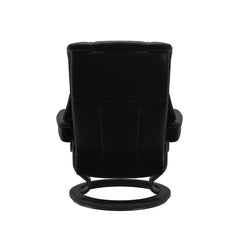 Stressless Mayfair M -lepotuoli ja rahi mustana: Black 19 Batick-nahkaverhoilulla ja musta petsatulla Black 05 -Classic-puujalustalla.