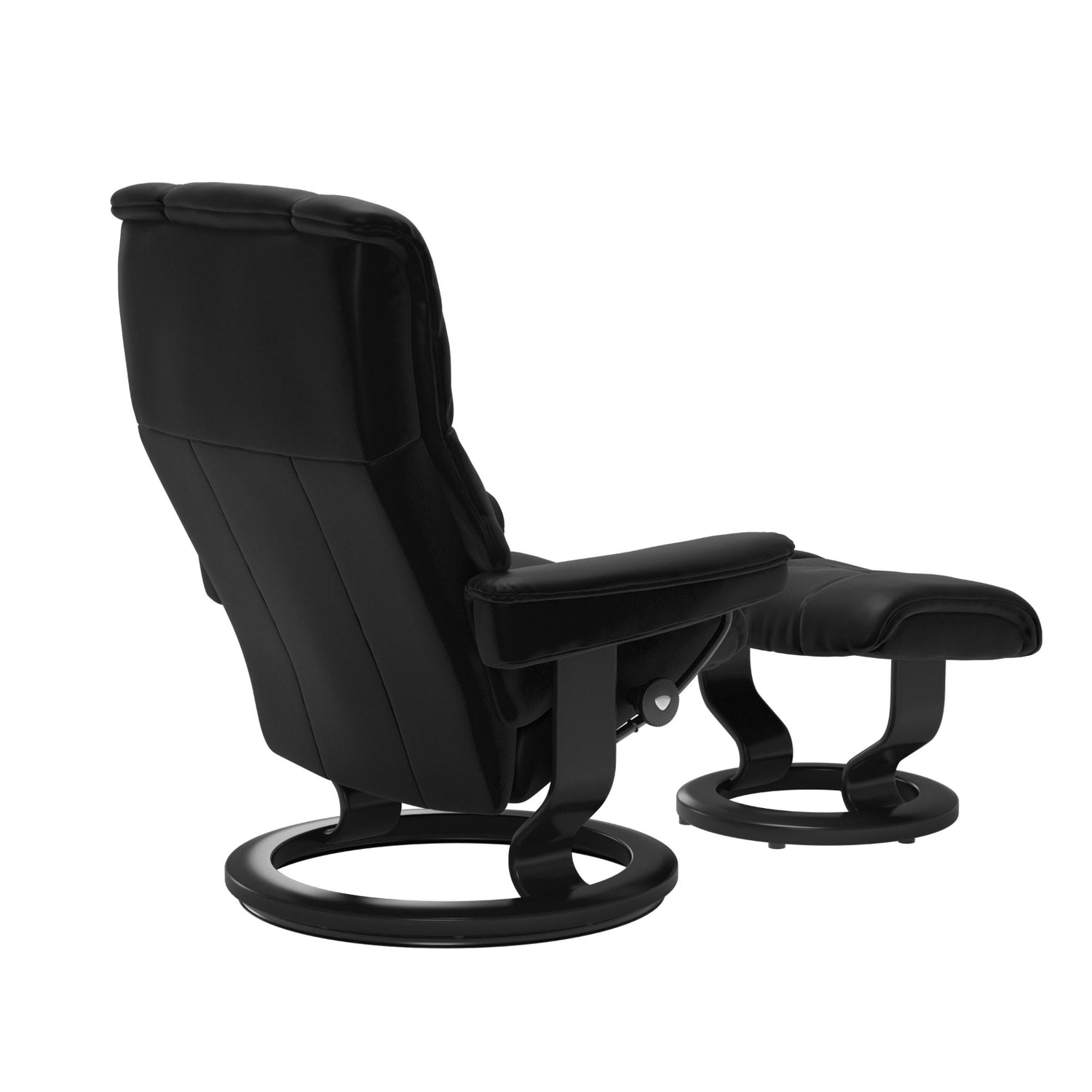 Stressless Mayfair M -lepotuoli ja rahi mustana: Black 19 Batick-nahkaverhoilulla ja musta petsi Black 05 -Classic-puujalustalla.