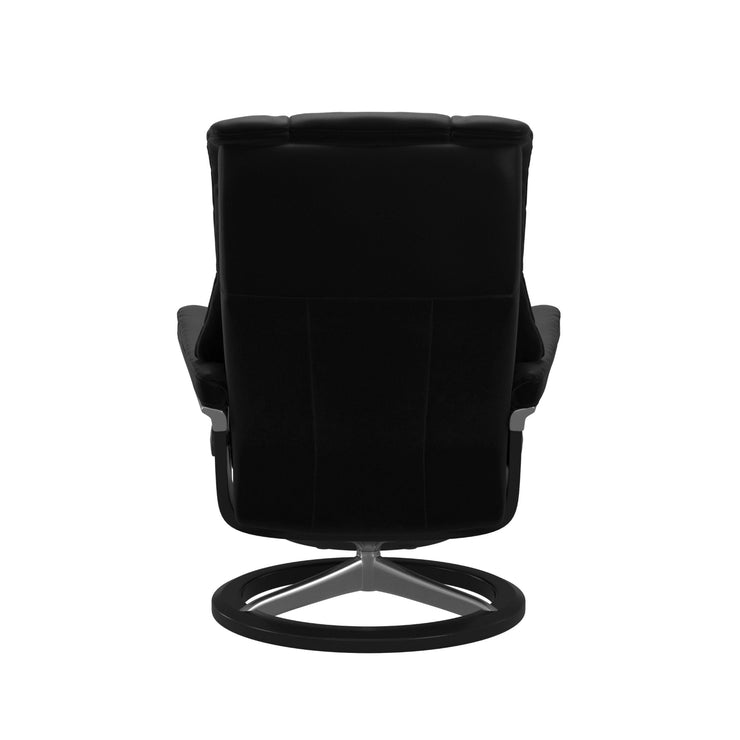 Stressless Mayfair M -lepotuoli ja rahi mustana: Black 19 Batick-nahkaverhoilulla ja musta petsi Black 05/kiillotettu alumiini Alu 40 -Signature-yhdistelmäjalustalla.