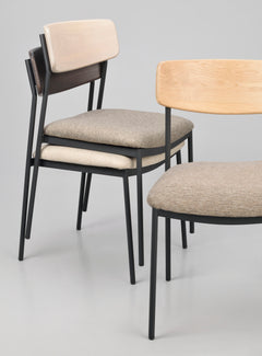 Maymont-tuoli on helposti pinottavissa.