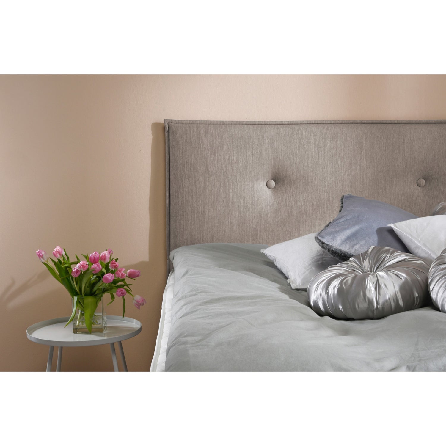 Ranta-sängynpääty, beige. Napit antavat Ranta-sängynpäädylle huolitellun tyylikkään ilmeen. Sängynpäätyä reunustaa kaunis ommel.