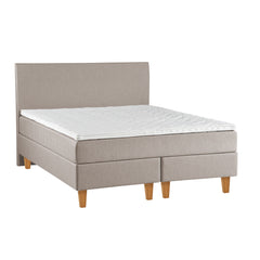 Beigenvärinen Ranta-jenkkisänky luonnonvärisillä Royal-tammijaloilla ja valkoisella profiloidulla sijauspatjalla.