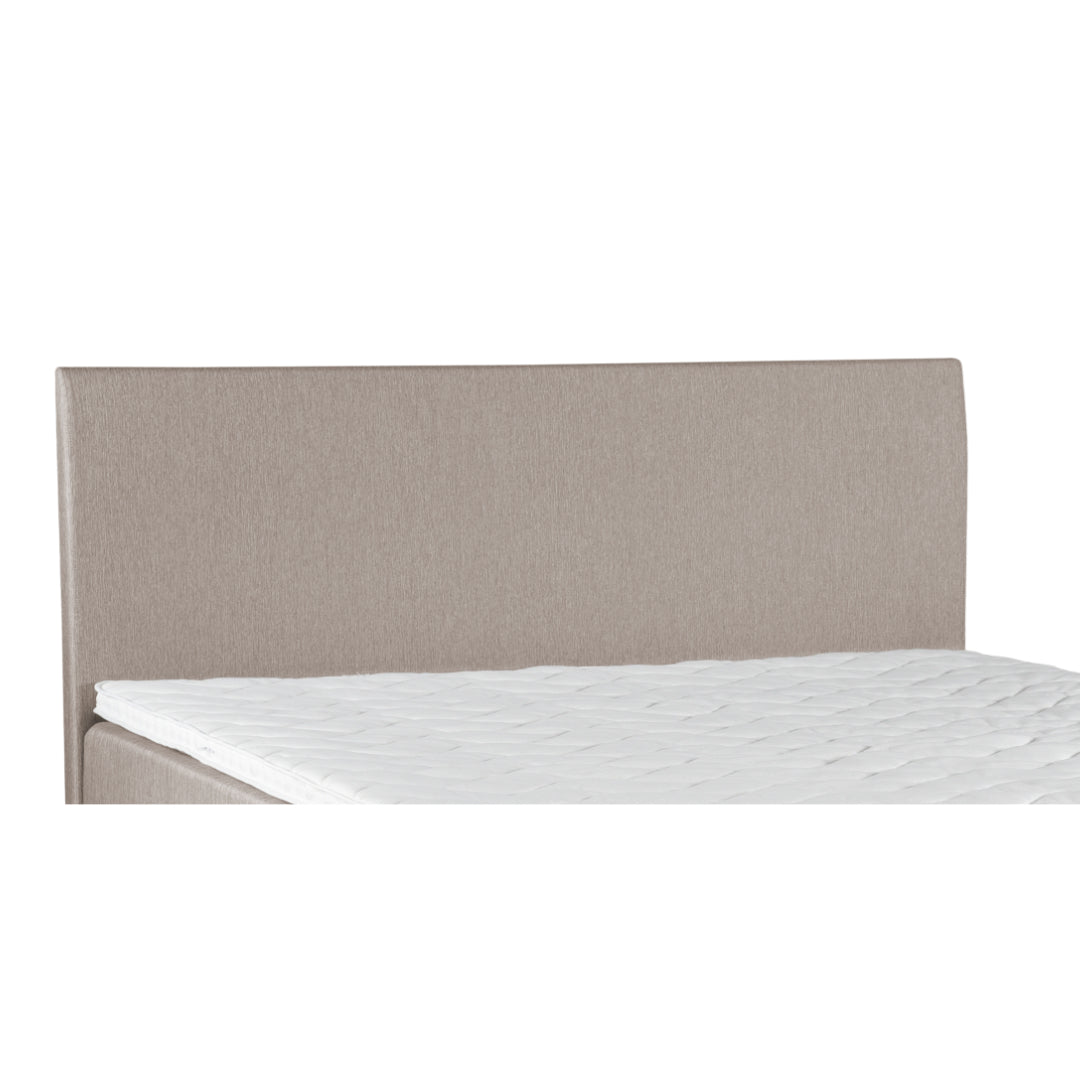 Aalto-sängynpäädyssä on sama verhoilu, kuin Aalto- ja Ranta-mallistojen patjoissa. Kuvassa beige väri.